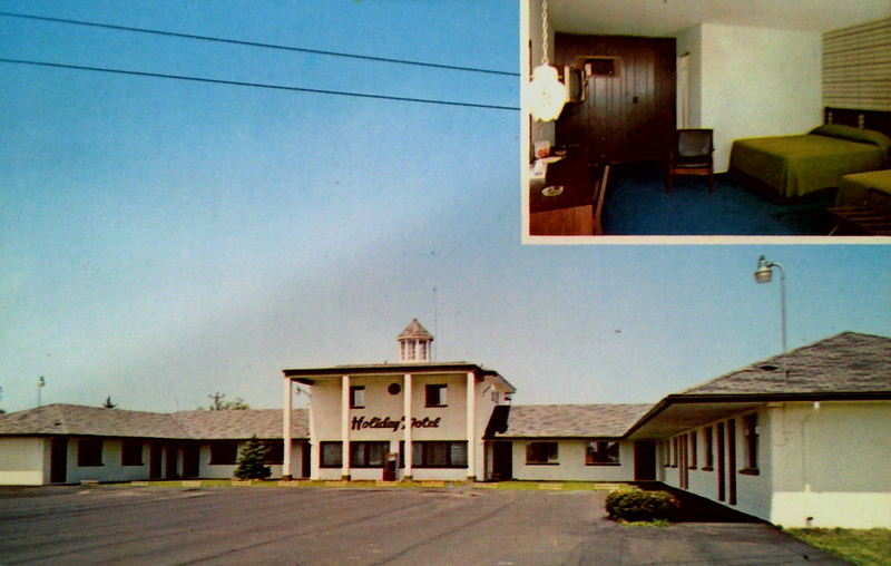 Heidelberg Motel (Holiday Motel, Bramblehurst Motel) - Old Postcard (newer photo)